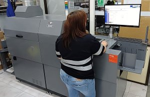 Al tamaño compacto de la Duplo DuSense se añade una fácil y rápida puesta en marcha, que puede realizar un solo operardor. En la imagen, el equipo instalado en Tórculo. / FOTO: TÓRCULO