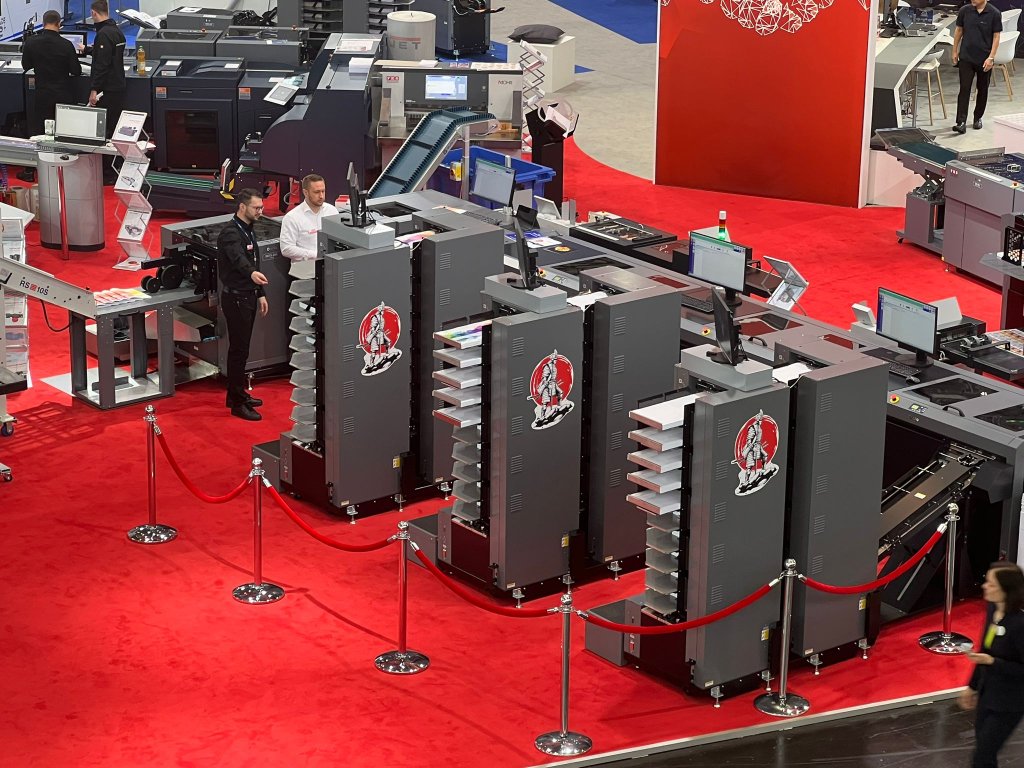 Duplo iSaddle Senshi - Confeccionador de revistas - Drupa 2024